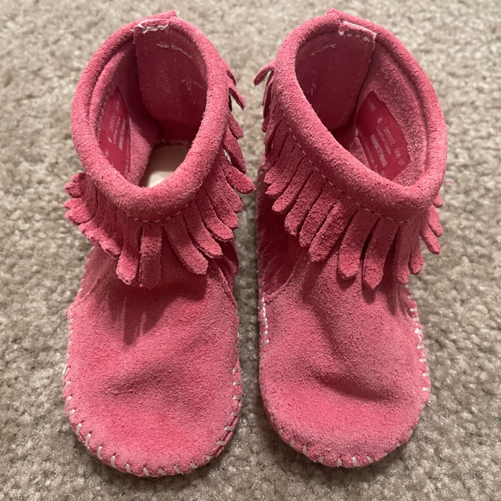 Toddler Girl’s Minnetonka Fringe Pink Leather Bootie Moccasins Size 6